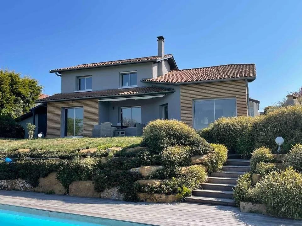 maison avec piscine et bardage bois